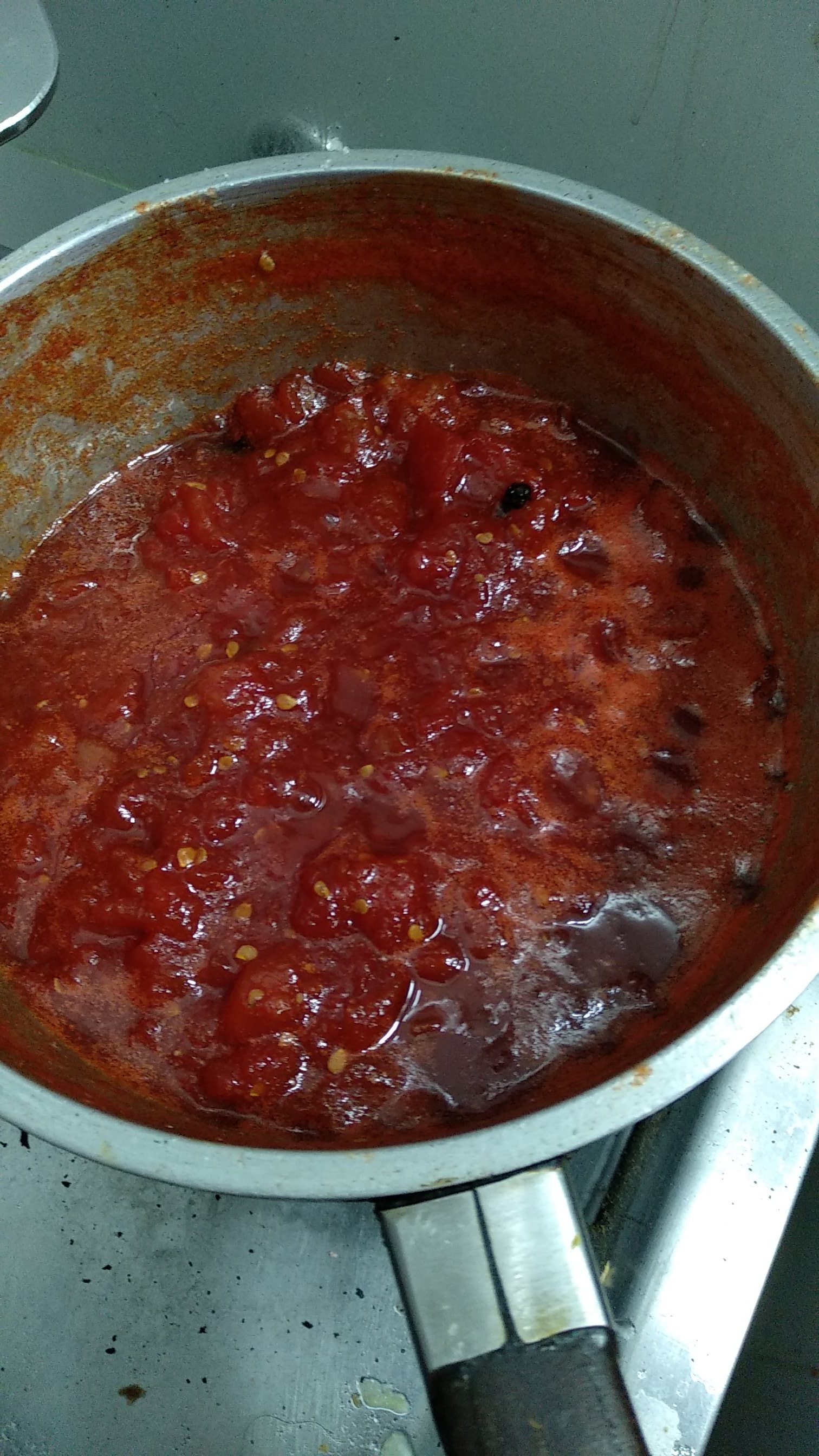 Mermelada de tomate en proceso en una olla